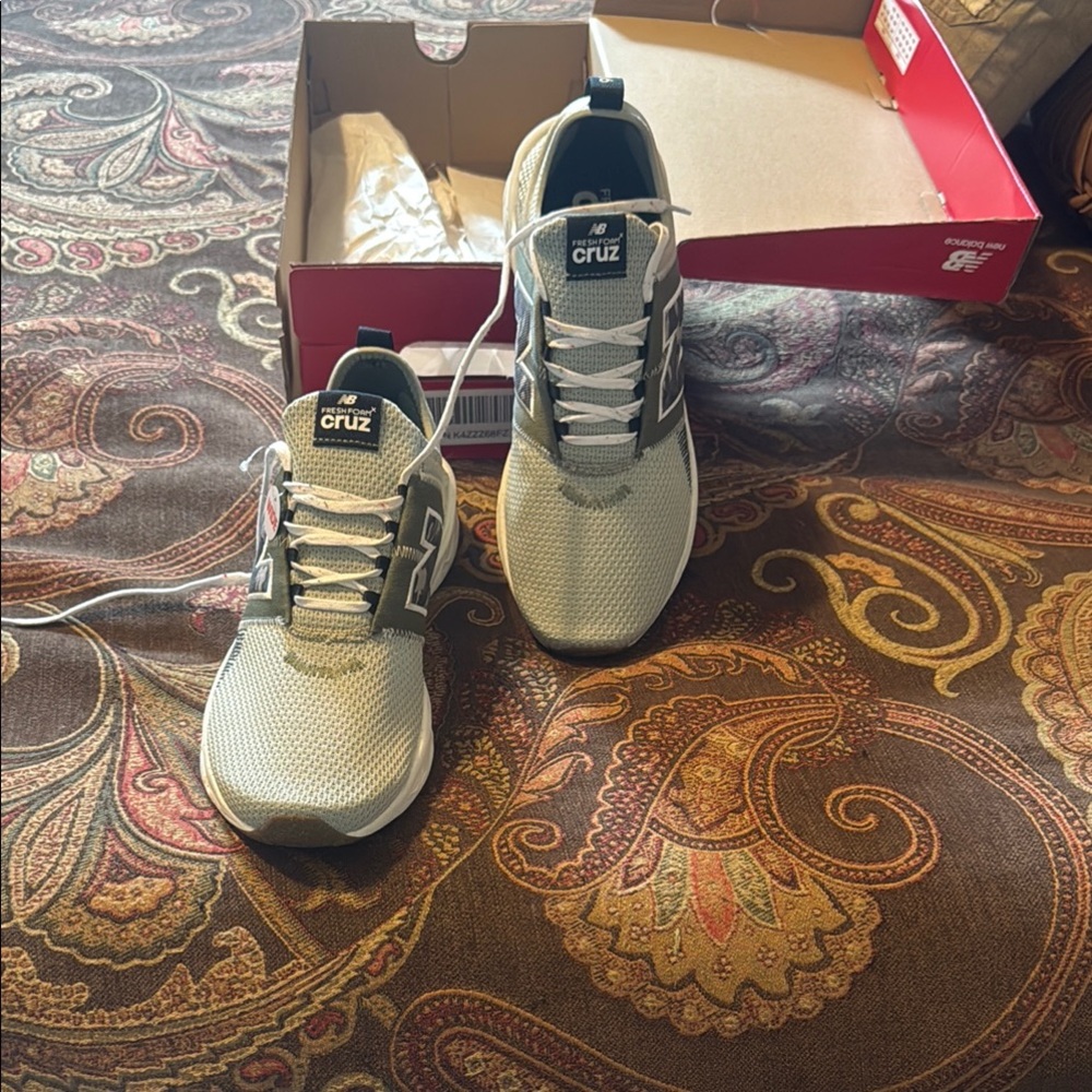 New Balance Gray Sneakers with Mesh Upper and Lace-Up Design